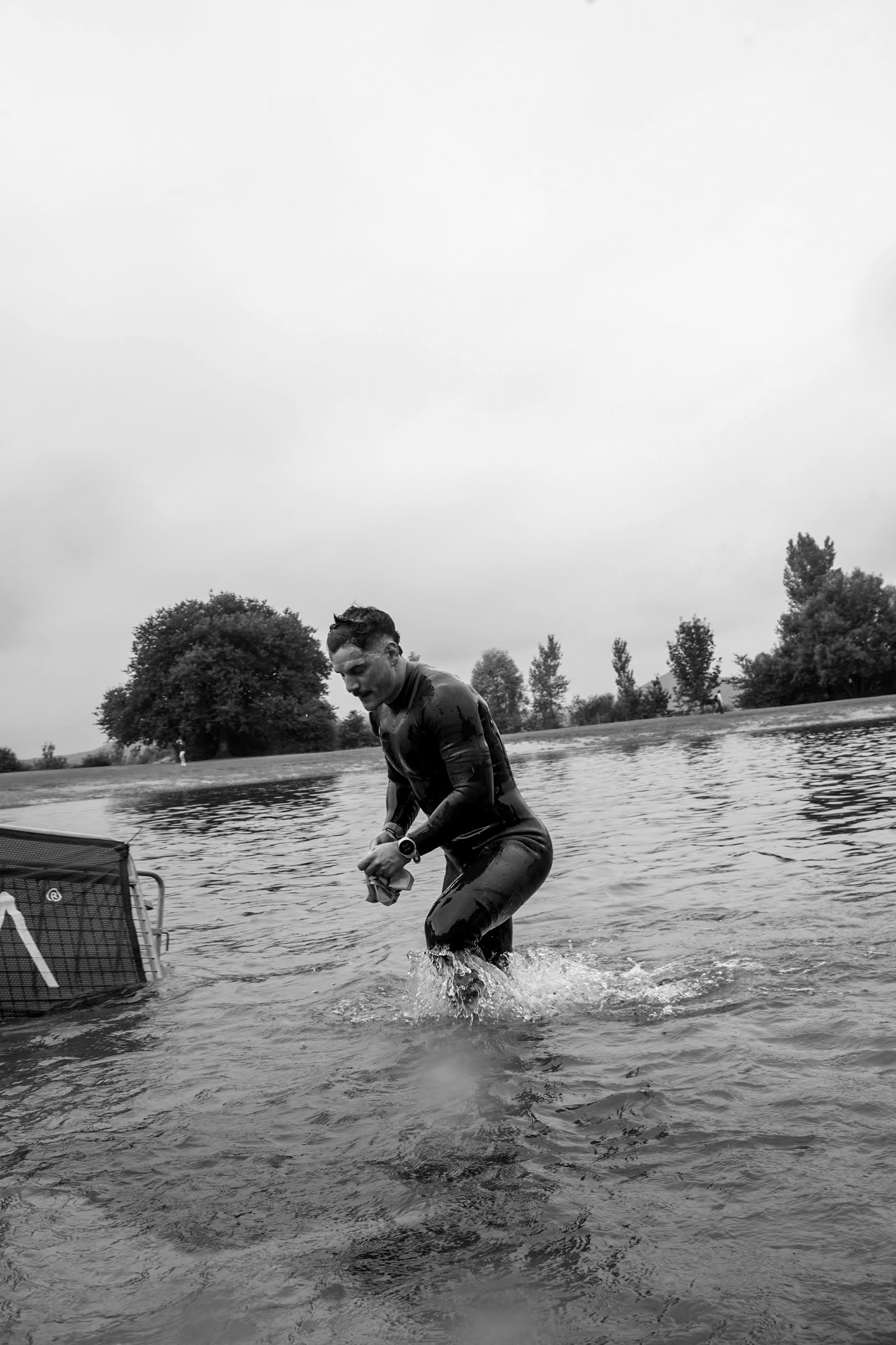 Pablo saliendo del agua con neopreno