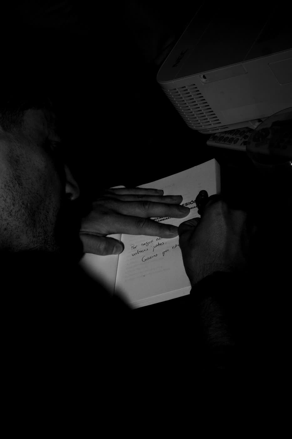 Pablo firmando un ejemplar